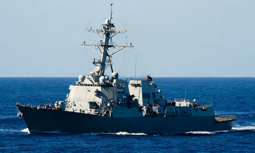 Tàu USS Dewey đã tiến hành diễn tập khi di chuyển gần đá Vành Khăn cuối tháng 5/2017. Ảnh: US Marine.