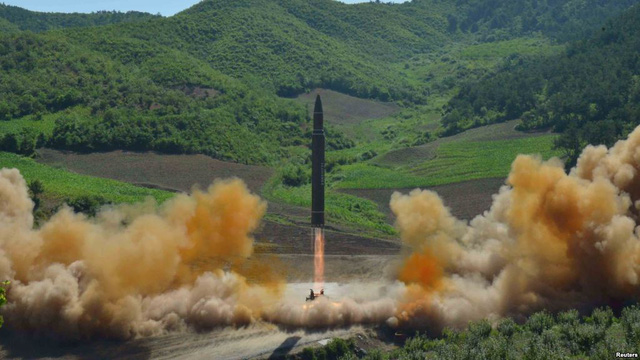 Vụ phóng tên lửa Hwasong-14 của Triều Tiên hôm 4/7 (Ảnh: Reuters)