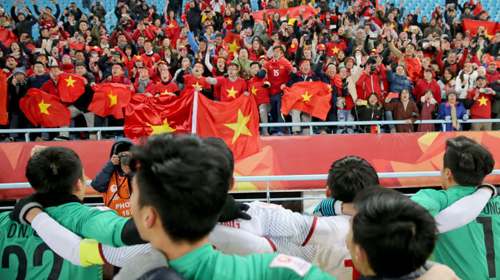 Cầu thủ Việt Nam chia vui với người hâm mộ sau khi đánh bại Qatar tại bán kết.