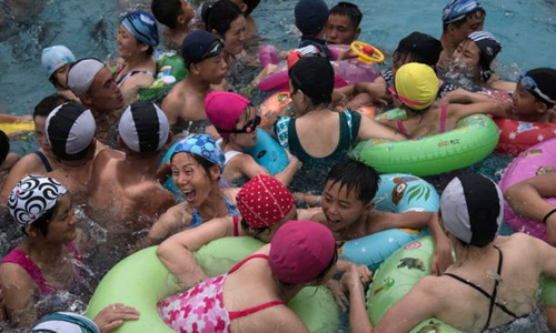 Người dân vui chơi trong một bể bơi ở công viên nước tại Bình Nhưỡng. Ảnh: AFP.