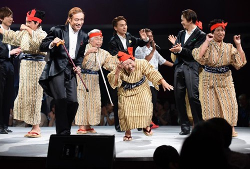 Nhóm nhạc nữ U-100 đến từ Nhật Bản gồm toàn các bà cụ mang tên KBG84 trình diễn trên sân khấu ở Tokyo. (Ảnh minh họa: AFP)