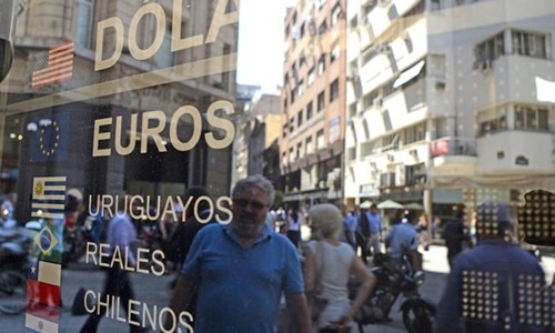 Bên ngoài một bảng tỷ giá trên đường phố Argentina. Ảnh: AFP
