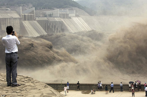 Một đợt xả nước tại đập Xiaolangdi tại tỉnh Hà Nam - Trung Quốc Ảnh: AP