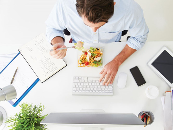 Vừa làm việc vừa ăn càng khiến bạn căng thẳng đầu óc. Ảnh minh họa: Shutter Stock