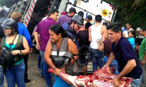 Người dân chặn xe tải cướp thịt ở Venezuela. Ảnh: Panama Post.