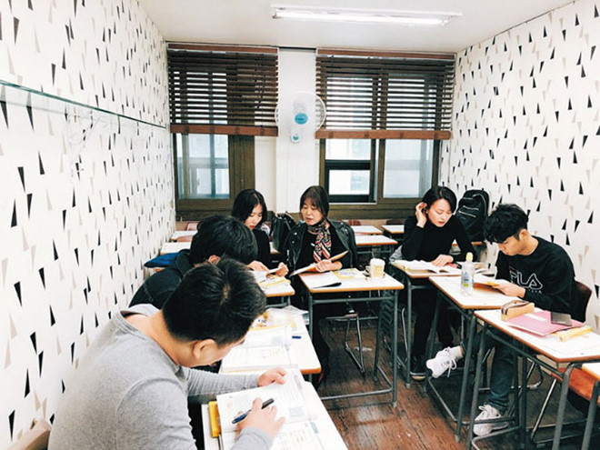 Một lớp học tiếng Việt tại quận Gangnam, Seoul. Ảnh: Chosun Ilbo.