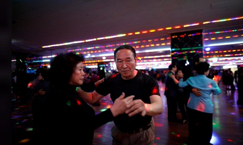 Ông Kim In-gil và bạn nhảy trong colatec ở New Hyundai Core. Ảnh: Reuters.