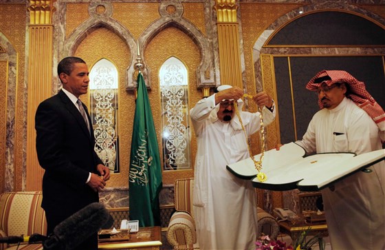 Cựu Tổng thống Obama nhận quà từ Quốc vương Ả rập Xê út tại Riyadh, Ả rập Xê út năm 2009 (Ảnh: AP)
