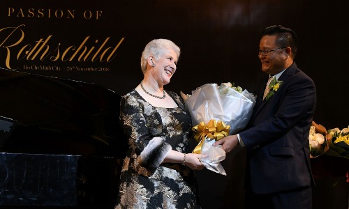 Ông Vũ Trường Ca - Chủ tịch tập đoàn Lina Net Work tặng hoa bà Baroness Charlotte de Rothschild.